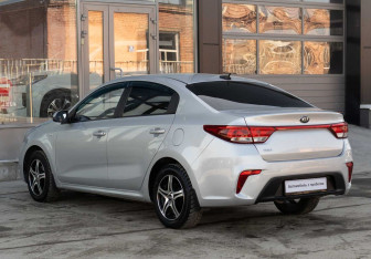 Подержанный автомобиль Kia Rio Sedan 2017 года (7 фото)