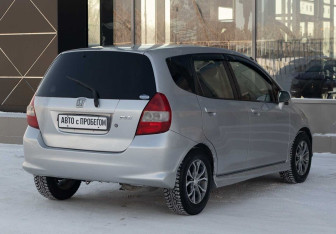Подержанный автомобиль Honda Fit 2001 года (5 фото)