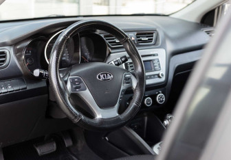 Подержанный автомобиль Kia Rio Sedan 2016 года (11 фото)