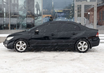 Подержанный автомобиль Honda Civic Sedan 2006 года (8 фото)