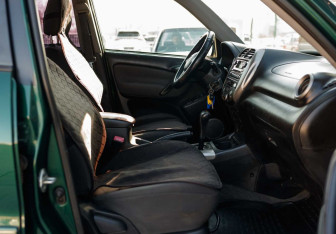 Подержанный автомобиль Toyota RAV4 2004 года (18 фото)
