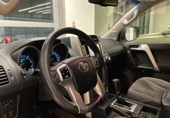 Подержанный автомобиль Toyota Land Cruiser Prado 2011 года (8 фото)