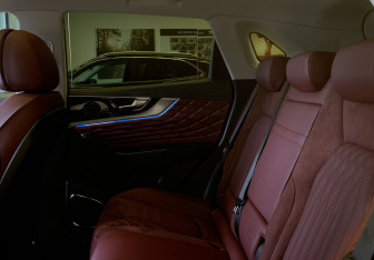 Подержанный автомобиль Hongqi HS5 2023 года (15 фото)