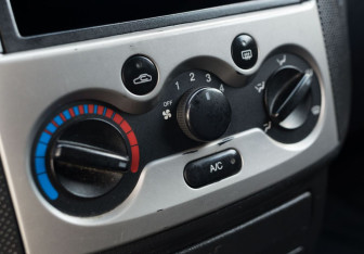 Подержанный автомобиль Chevrolet Aveo Hatchback 2006 года (15 фото)