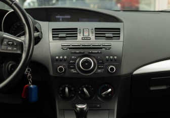 Подержанный автомобиль Mazda 3 Sedan 2013 года (14 фото)