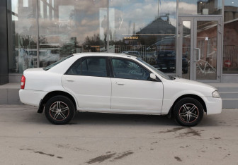 Подержанный автомобиль Mazda Familia Sedan 2000 года (4 фото)