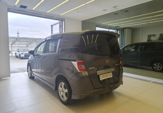 Подержанный автомобиль Honda Freed 2014 года (6 фото)