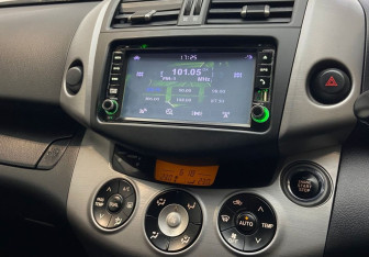 Подержанный автомобиль Toyota RAV4 2006 года (9 фото)