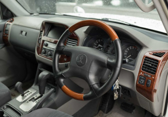 Подержанный автомобиль Mitsubishi Pajero 2003 года (11 фото)
