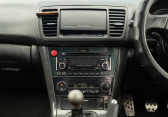 Подержанный автомобиль Subaru Legacy Sedan 2004 года (13 фото)