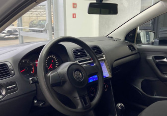 Подержанный автомобиль Volkswagen Polo Sedan 2013 года (13 фото)