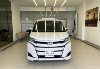 Подержанный автомобиль Toyota Noah Minivan 2017 года (2 фото)