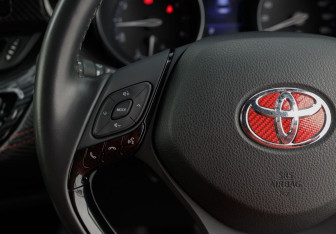 Подержанный автомобиль Toyota C-HR 2019 года (12 фото)