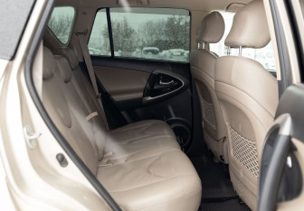 Подержанный автомобиль Toyota RAV4 2007 года (19 фото)