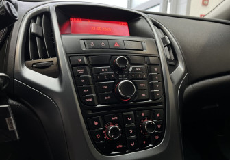 Подержанный автомобиль Opel Astra Wagon 2012 года (11 фото)