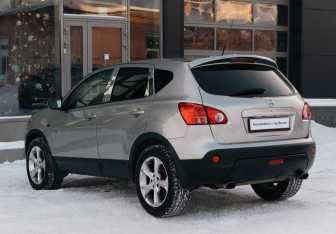 Подержанный автомобиль Nissan Qashqai 2009 года (7 фото)