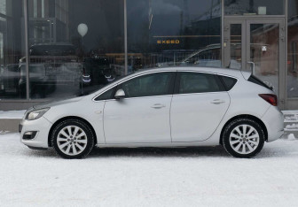 Подержанный автомобиль Opel Astra Hatchback 2014 года (8 фото)