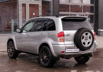 Подержанный автомобиль Toyota RAV4 2001 года (7 фото)