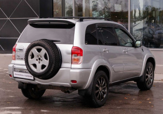 Подержанный автомобиль Toyota RAV4 2001 года (5 фото)