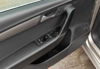 Подержанный автомобиль Volkswagen Passat Sedan 2012 года (16 фото)