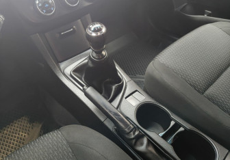 Подержанный автомобиль Toyota Corolla Sedan 2013 года (8 фото)