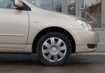 Подержанный автомобиль Toyota Allex 2002 года (9 фото)