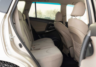 Подержанный автомобиль Toyota RAV4 2007 года (19 фото)