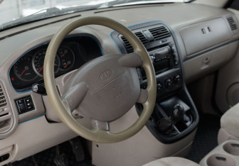 Подержанный автомобиль Kia Carnival 2004 года (11 фото)