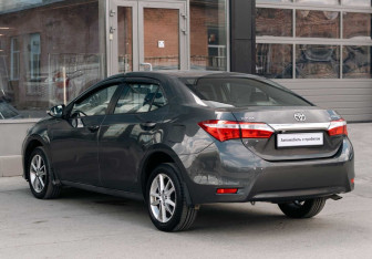 Подержанный автомобиль Toyota Corolla Sedan 2013 года (7 фото)