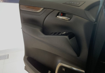 Подержанный автомобиль Toyota Alphard 2017 года (13 фото)