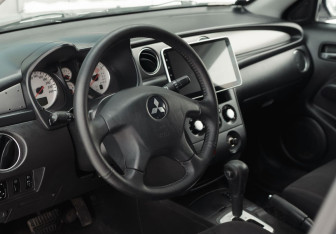 Подержанный автомобиль Mitsubishi Outlander 2004 года (11 фото)