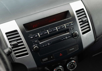 Подержанный автомобиль Mitsubishi Outlander 2010 года (13 фото)