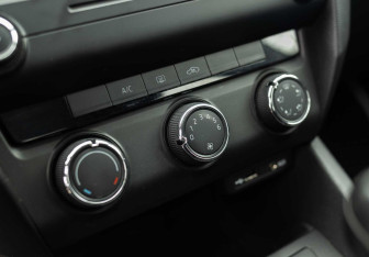 Подержанный автомобиль Skoda Octavia Liftback 2015 года (14 фото)