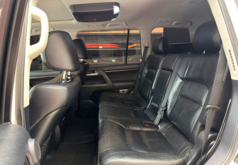 Подержанный автомобиль Toyota Land Cruiser Suv 2011 года (11 фото)