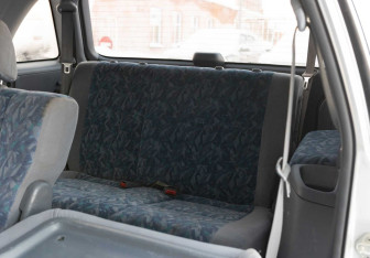 Подержанный автомобиль Toyota Ipsum 1997 года (15 фото)