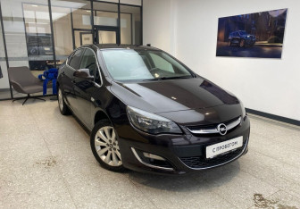 Подержанный автомобиль Opel Astra Sedan 2014 года (3 фото)