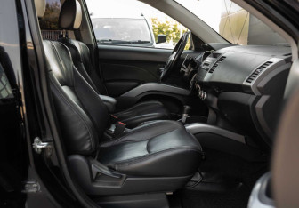 Подержанный автомобиль Mitsubishi Outlander 2008 года (18 фото)