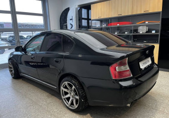 Подержанный автомобиль Subaru Legacy Sedan 2004 года (7 фото)