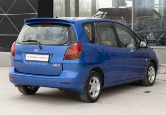 Подержанный автомобиль Toyota Corolla Spacio 2002 года (5 фото)