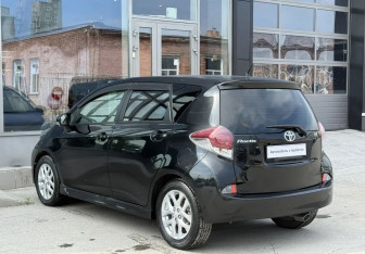 Подержанный автомобиль Toyota Ractis 2014 года (7 фото)