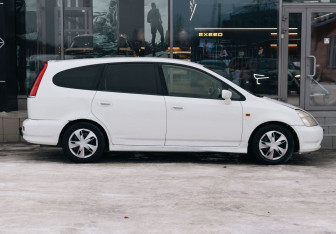 Подержанный автомобиль Honda Stream 2001 года (4 фото)