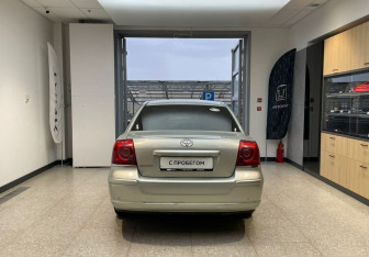 Подержанный автомобиль Toyota Avensis Sedan 2003 года (6 фото)