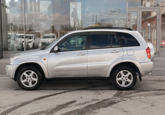 Подержанный автомобиль Toyota RAV4 2002 года (8 фото)