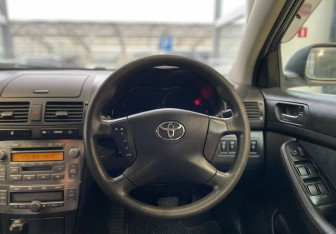 Подержанный автомобиль Toyota Avensis Sedan 2003 года (12 фото)