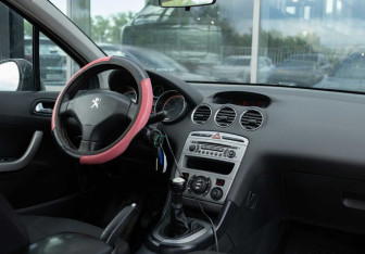 Подержанный автомобиль Peugeot 408 2013 года (10 фото)