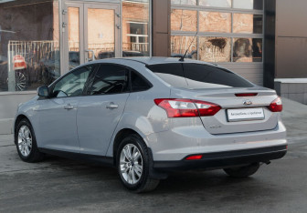 Подержанный автомобиль Ford Focus Sedan 2012 года (7 фото)