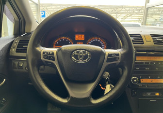 Подержанный автомобиль Toyota Avensis Sedan 2009 года (9 фото)