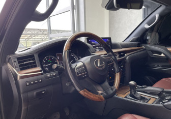 Подержанный автомобиль Lexus LX 2017 года (7 фото)