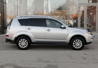 Подержанный автомобиль Mitsubishi Outlander 2008 года (4 фото)