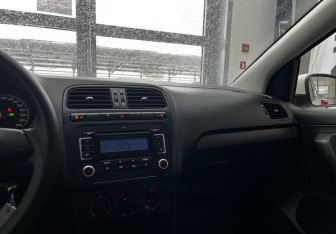 Подержанный автомобиль Volkswagen Polo Sedan 2012 года (8 фото)